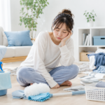 掃除のやる気が出ず疲れて座り込む女性のイメージ