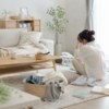 掃除してもすぐ散らかる部屋に悩む女性のイメージ